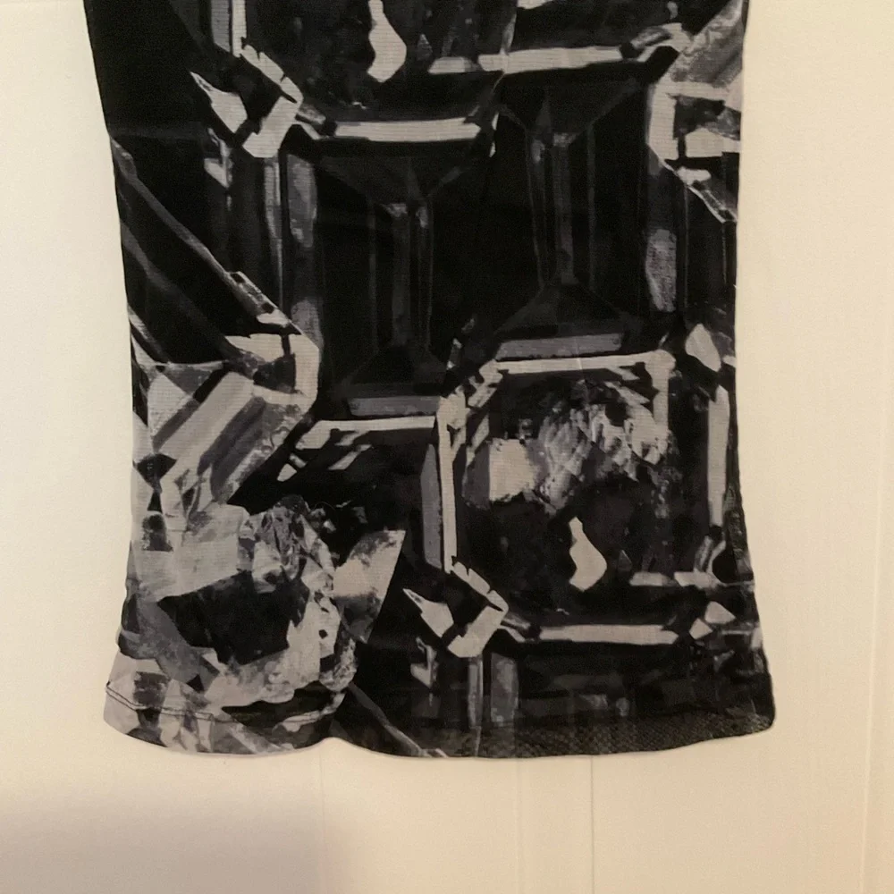 Black & Gray Geometric Print Sleeveless Top - Picture 3 of 7